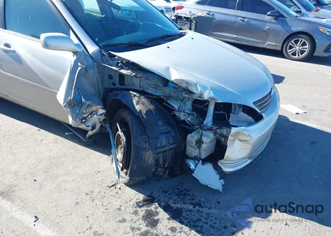 2004 Toyota Camry Le z USA, uszkodzony, nr VIN 4T1BE32KX4U921713